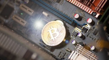 Bitcoin. Altın Bitcoin elektronik bilgisayar işlemci kartı.