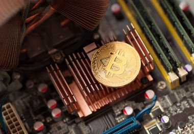 Bitcoin. Altın Bitcoin elektronik bilgisayar işlemci kartı.