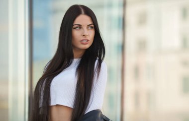 Alışveriş Merkezi penceredeki deri ceketli genç esmer kadın. Şık moda model açık