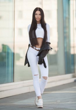 Alışveriş Merkezi penceredeki deri ceketli genç esmer kadın. Şık moda model açık