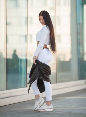 Alışveriş Merkezi penceredeki deri ceketli genç esmer kadın. Şık moda model açık