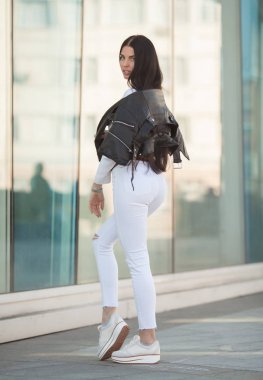 Alışveriş Merkezi penceredeki deri ceketli genç esmer kadın. Şık moda model açık