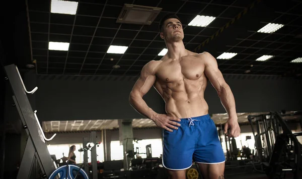 Sağlıklı genç adam sağlıklı Club spor salonunda egzersiz sonra dinlenme