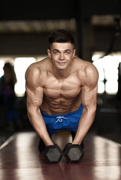 Muscular Culturista Chico Haciendo Ejercicios Con Mancuernas Gimnasio —  Fotos de Stock