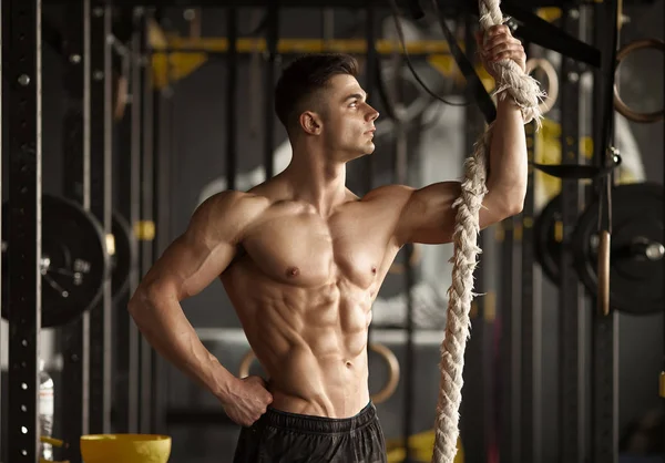 Hombre Deportivo Con Una Cuerda Foto Joven Con Cuerpo Perfecto — Foto de Stock