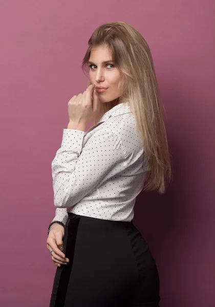 Retrato Uma Jovem Bela Mulher Caucasiana Sobre Fundo Rosa — Fotografia de Stock