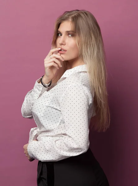 Portré Fiatal Gyönyörű Kaukázusi Rózsaszín Háttér — Stock Fotó