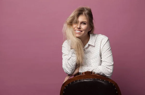 Retrato Uma Jovem Bela Mulher Caucasiana Sobre Fundo Rosa — Fotografia de Stock