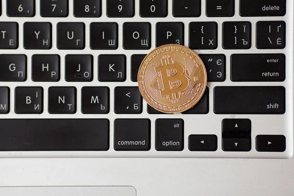 klavye üzerinde altın bitcoin