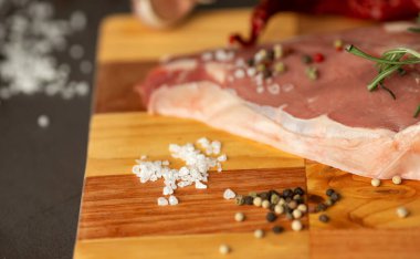 Çiğ biftek. Barbekü kaburga gözü bifteği ya da rustik masada biberiyeli biftek. T-Bone bifteği.