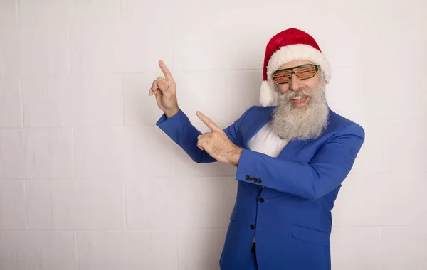 Tančící Santa Claus Bílém Starší Vousáč Modrém Obleku Červeném Klobouku — Stock fotografie