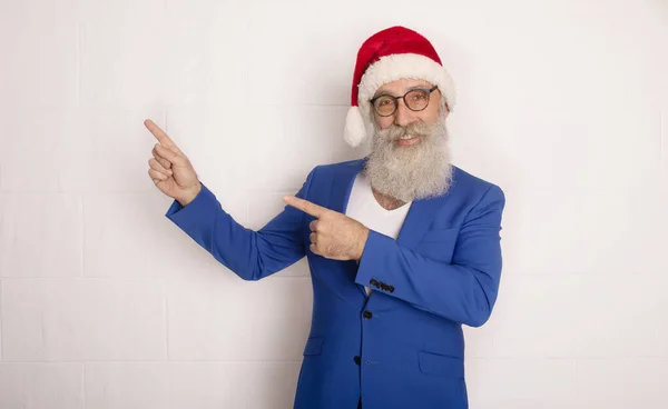 Santa Claus Ukazuje Rukou Bílou Vousatý Muž Modrém Obleku Podnikatel — Stock fotografie