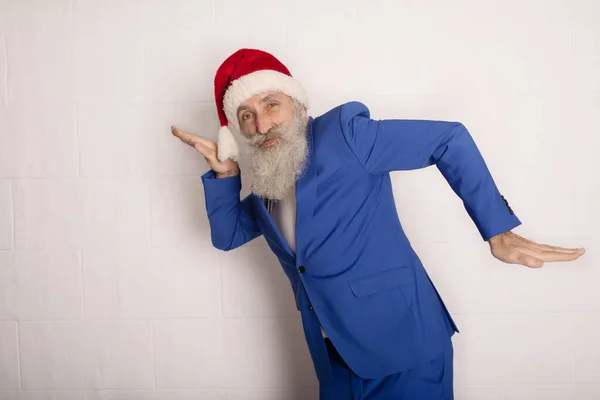 Tančící Santa Claus Bílém Starší Vousáč Modrém Obleku Červeném Klobouku — Stock fotografie