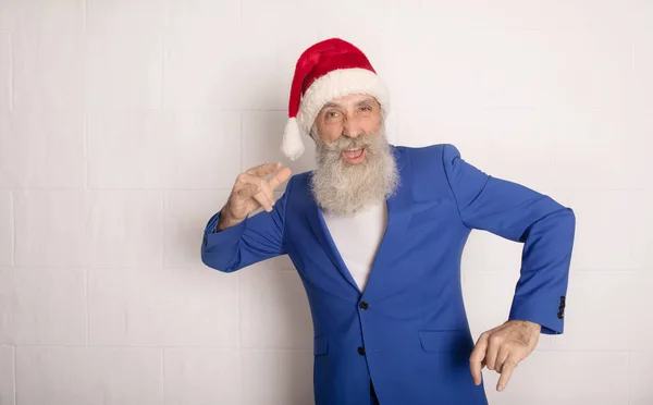 Dançando Papai Noel Sobre Branco Homem Barbudo Fato Azul Chapéu — Fotografia de Stock