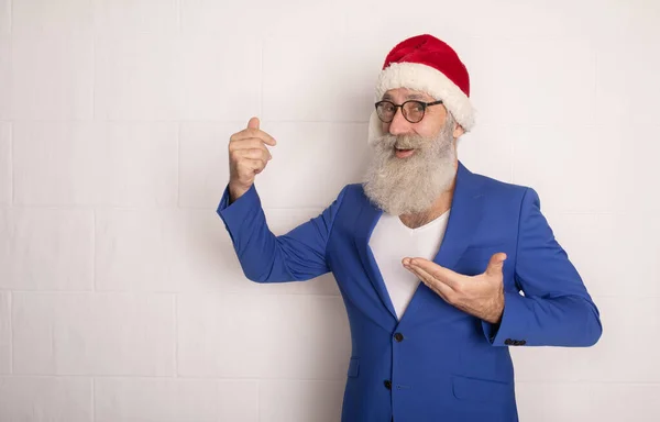 Santa Claus Drží Něco Svých Rukou — Stock fotografie