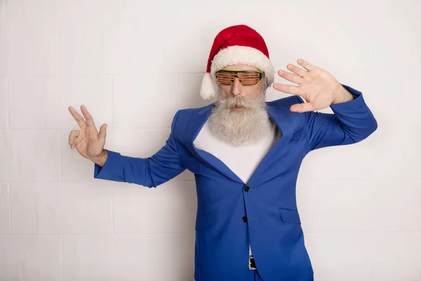 Dançando Papai Noel Sobre Branco Homem Barbudo Fato Azul Chapéu — Fotografia de Stock