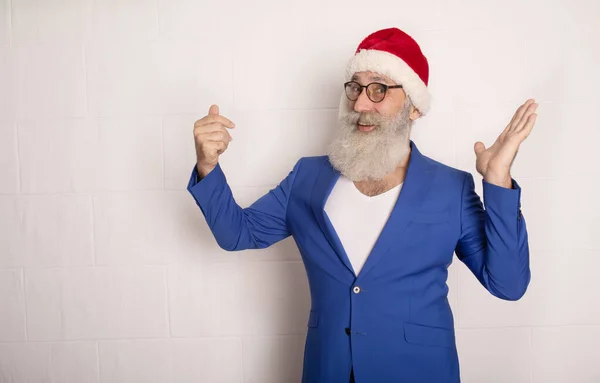 Santa Claus Ukazuje Rukou Bílou Vousatý Muž Modrém Obleku Podnikatel — Stock fotografie