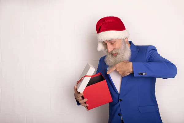 Mosolygó Modern Szakállas Üzletember Santa Hat Bemutató Ajándék Fehér — Stock Fotó