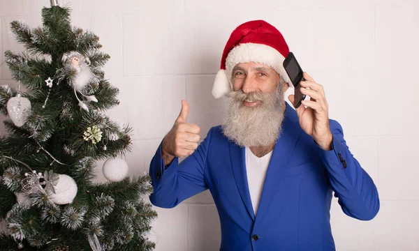 Engraçado Papai Noel Usando Chapéu Vermelho Falando Telefone Enquanto Estava — Fotografia de Stock