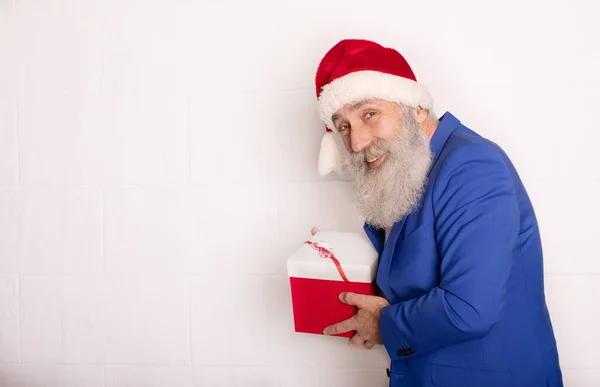 Mosolygó Modern Szakállas Üzletember Santa Hat Bemutató Ajándék Fehér — Stock Fotó