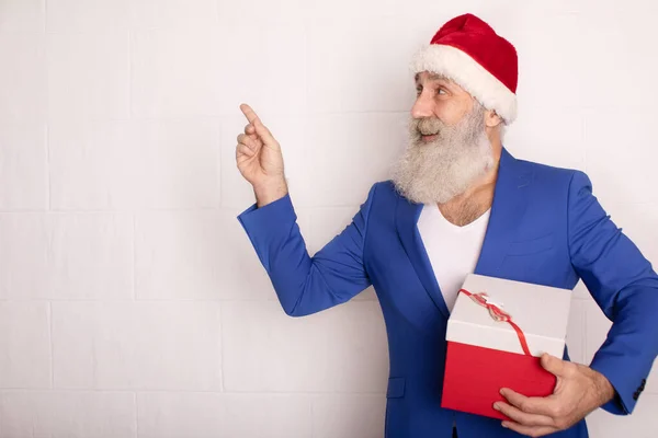 快乐的圣诞 新年快到了 准备好 准备好 销售时间 身穿蓝色西服头戴红帽子的男人 — 图库照片