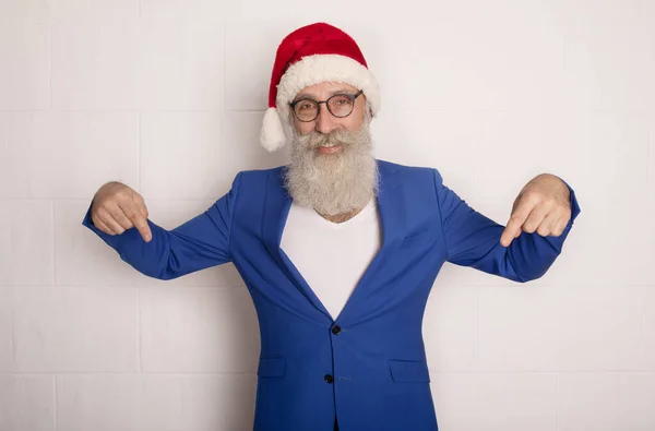 Papai Noel Segurando Algo Suas Mãos — Fotografia de Stock
