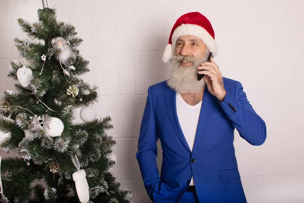 Legrační Santa Claus Nosí Červený Klobouk Mluvit Telefonu Zatímco Stojí — Stock fotografie