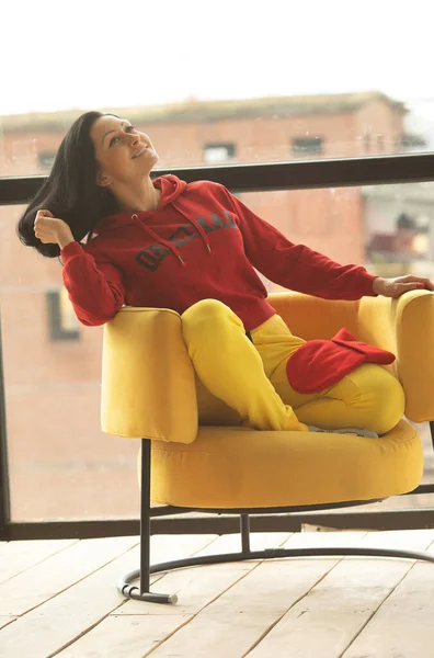 Retrato Uma Menina Relaxando Sofá Depois Trabalho Casa Sentado Sofá — Fotografia de Stock