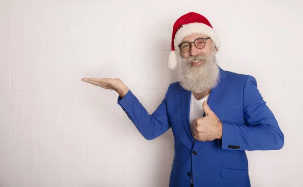 Santa Claus Ukazuje Rukou Bílou Vousatý Muž Modrém Obleku Podnikatel — Stock fotografie