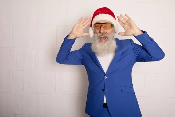 Dançando Papai Noel Sobre Branco Homem Barbudo Fato Azul Chapéu — Fotografia de Stock