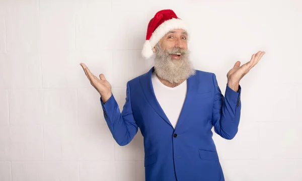 Papai Noel Apontando Sua Mão Isolada Sobre Branco Homem Barbudo — Fotografia de Stock
