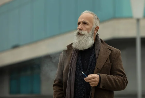 Uzun Sakallı Zarif Beyefendi Dışarıda Sigara Içiyor — Stok fotoğraf