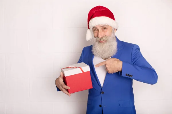 Mosolygó Modern Szakállas Üzletember Santa Hat Bemutató Ajándék Fehér — Stock Fotó