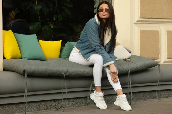 Modemodell Sommarlook Jeans Sneakers Övredel Solglasögon — Stockfoto
