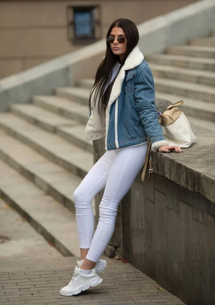 Modelo Moda Mira Verano Jeans Zapatillas Top Gafas Sol — Foto de Stock