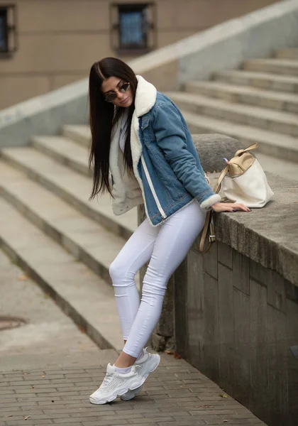 Modelo Moda Mira Verano Jeans Zapatillas Top Gafas Sol — Foto de Stock