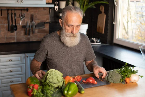 Baard Senior Man Het Bereiden Van Gezonde Smakelijke Salade Keuken — Stockfoto