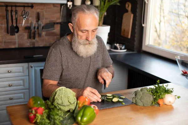 Baard Senior Man Het Bereiden Van Gezonde Smakelijke Salade Keuken — Stockfoto