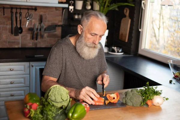 Baard Senior Man Het Bereiden Van Gezonde Smakelijke Salade Keuken — Stockfoto