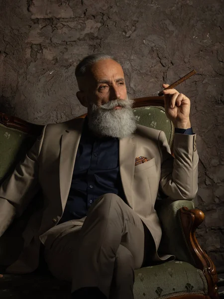 Portret Spokojny Zarośnięty Mężczyzna Dojrzałe Palenie Cygara Podczas Odpoczynku Wygodną — Zdjęcie stockowe