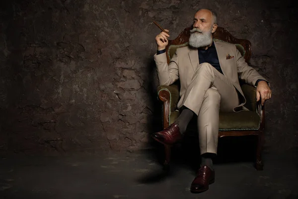 Klasik Koltukta Oturan Resmi Bir Kostüm Yakışıklı Bir Olgun Adamın — Stok fotoğraf