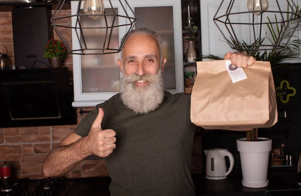 Szállító Emberek Koncepciója Boldog Szakállas Idős Férfi Szállít Élelmiszer Eldobható — Stock Fotó