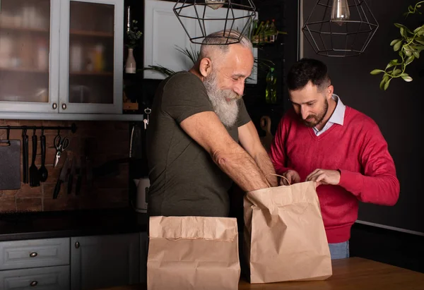 Consumo Comer Conceito Pessoas Dois Homens Sorridentes Desembalando Comida Takeaway — Fotografia de Stock