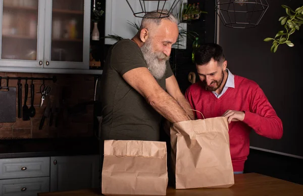 Consumo Comer Conceito Pessoas Dois Homens Sorridentes Desembalando Comida Takeaway — Fotografia de Stock