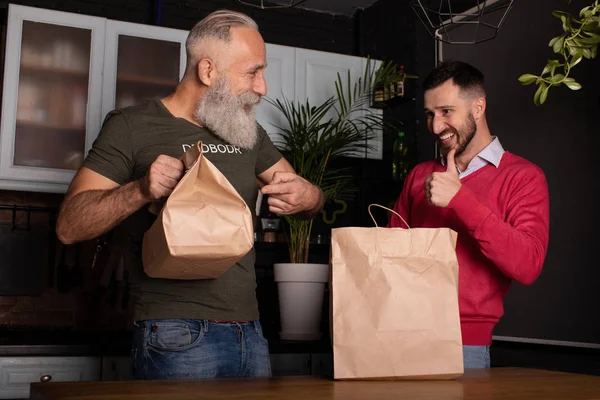 Consumptie Eten Mensen Concept Twee Lachende Man Uitpakken Afhaalmaaltijden Thuis — Stockfoto