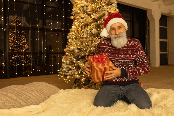 Portrét Šťastného Santa Clause Sedícího Doma Vánočního Stromečku — Stock fotografie