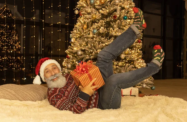 Retrato Papai Noel Feliz Sentado Seu Quarto Casa Perto Árvore — Fotografia de Stock