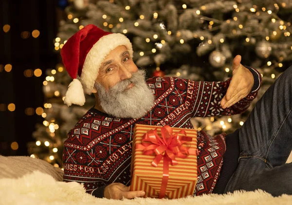 Portrét Šťastného Santa Clause Sedícího Doma Vánočního Stromečku — Stock fotografie