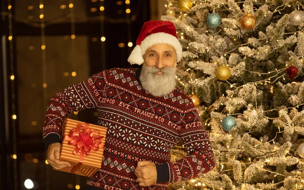 Retrato Papai Noel Feliz Seu Quarto Casa Perto Árvore Natal — Fotografia de Stock