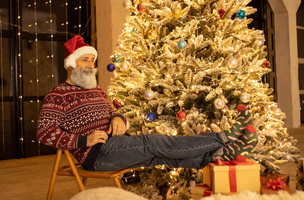 Portrét Šťastného Santa Clause Sedícího Doma Vánočního Stromečku — Stock fotografie